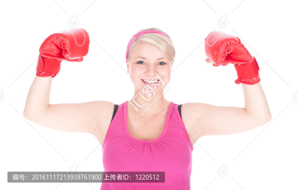 美麗的年輕女子在一雙紅色拳擊手套