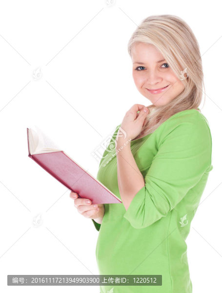 穿著綠色襯衫看書的微笑的年輕女子