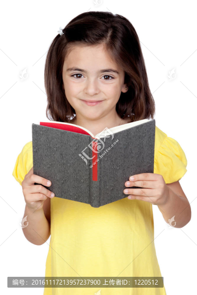 黑發(fā)小女孩讀一本書
