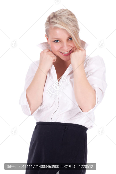 微笑的年輕長(zhǎng)發(fā)女人穿著優(yōu)雅的襯衫
