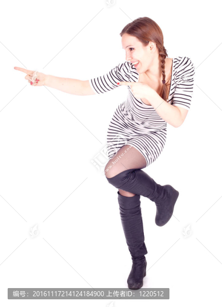 微笑的年輕漂亮的長(zhǎng)發(fā)女人在穿著