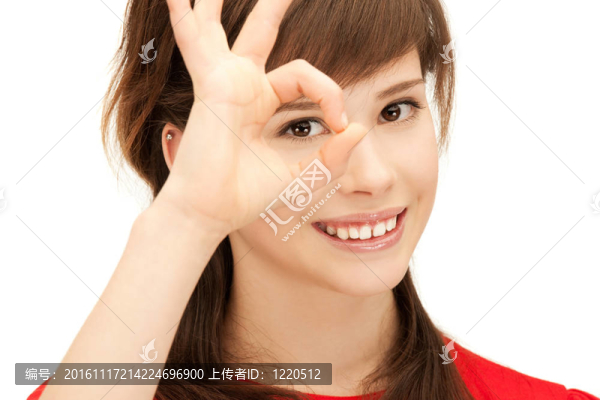 十幾歲女孩看著洞從手指