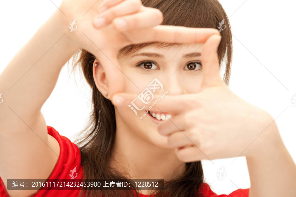 少女用手指搭架