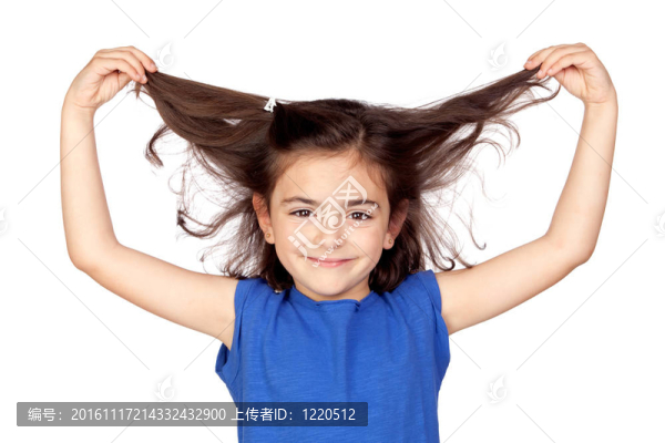 小女孩抓住她的頭發(fā)