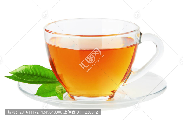 一杯有茶和綠葉的杯子