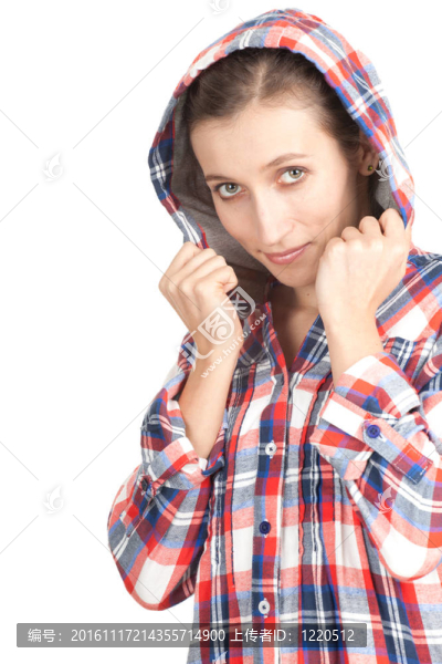微笑的檢查在運動衫的年輕女子，罩在頭上