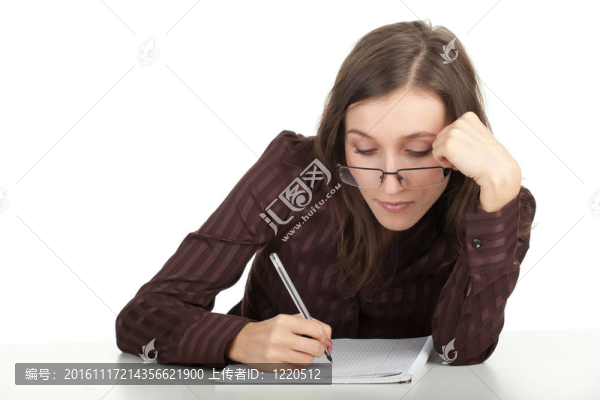 微笑在眼鏡在空白卡寫的年輕女子