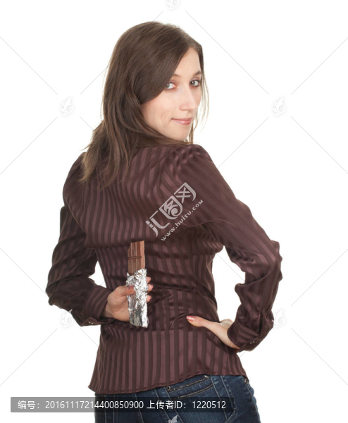微笑年輕女子舉行巧克力肖像