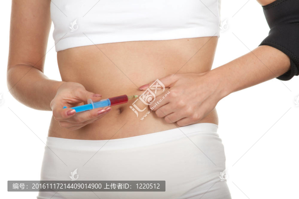 苗條女孩給自己注射胰島素；隔離