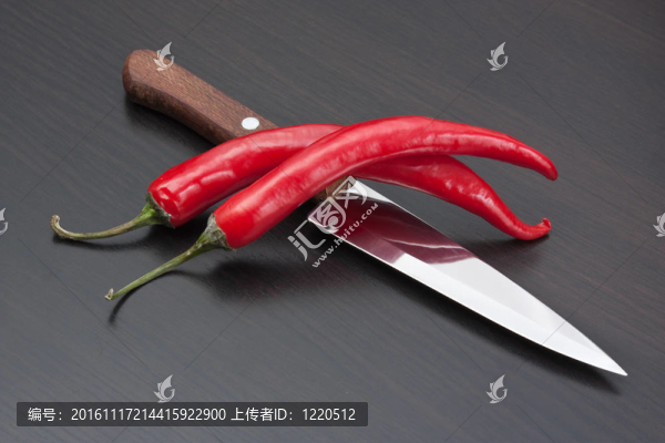 紅辣椒和刀在廚房桌子上