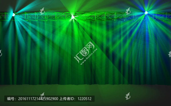 帶綠色窗簾和投影儀燈的空舞臺