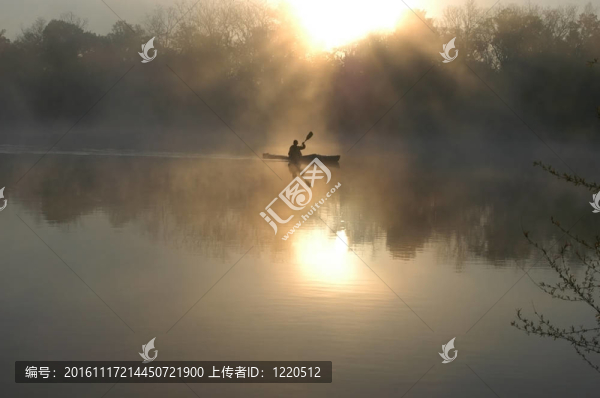 皮艇在黎明