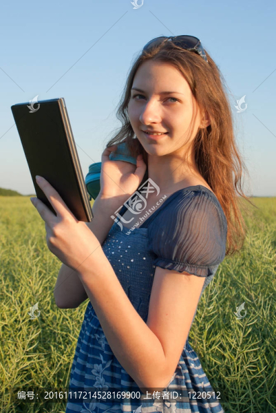 少女與電子圖書閱讀
