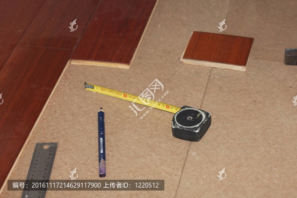 安裝硬木地板的工具