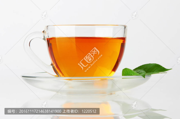 一杯有茶和綠葉的杯子