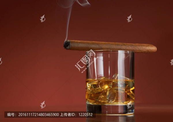 威士忌與冰塊和雪茄；棕色