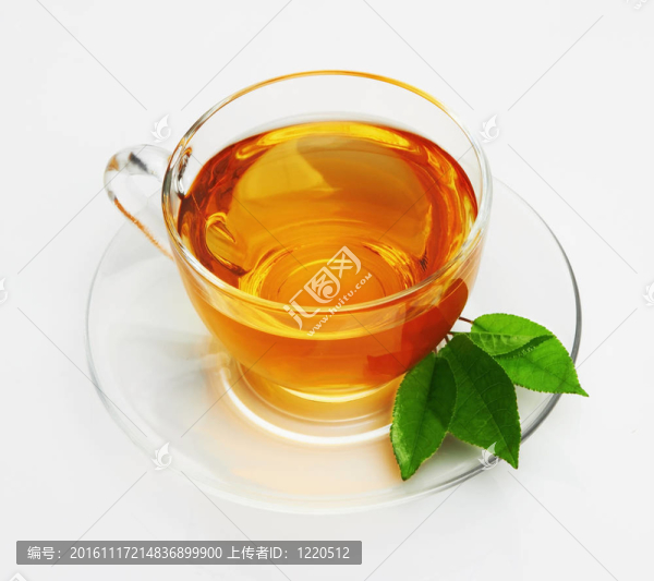 一杯有茶和綠葉的杯子