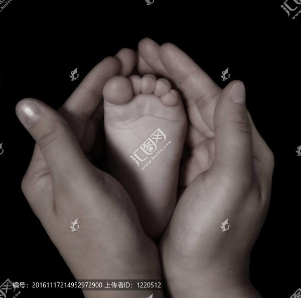 女子雙手抱著嬰兒腳特寫