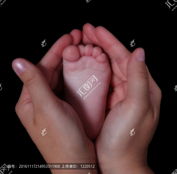 女子雙手抱著嬰兒腳特寫。分離