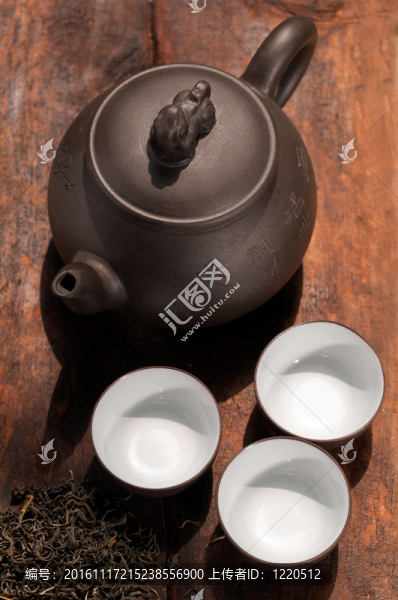 中國綠茶壺和杯子