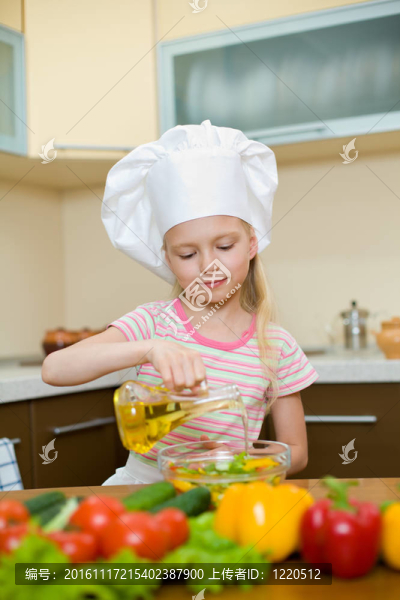 帶油的小女孩準(zhǔn)備廚房健康食品