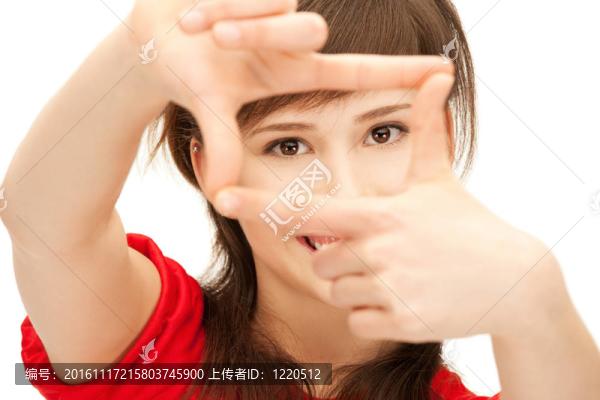 少女用手指搭架