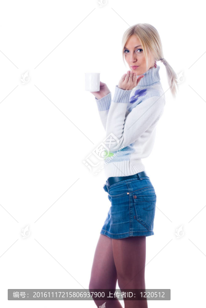 帶著杯子的年輕女人