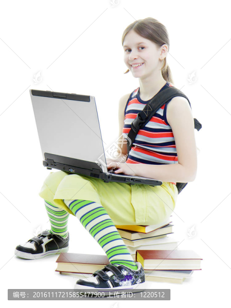 十幾歲的女孩帶著筆記本電腦