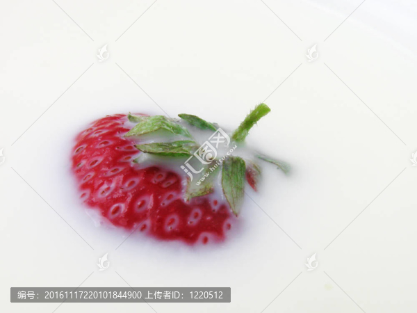 牛奶中的草莓