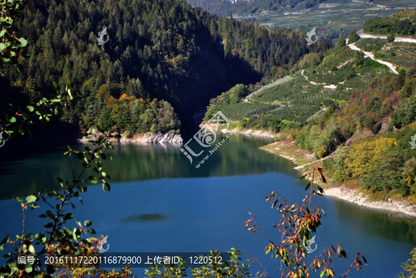 山上的湖