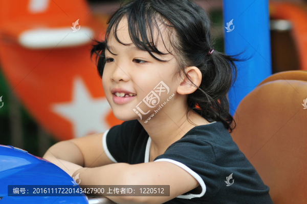 游樂園的亞洲小孩