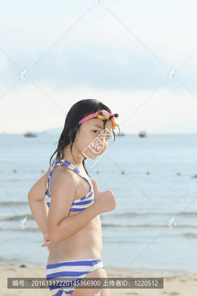 亞洲的沙灘上的孩子