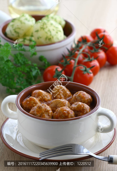 肉丸；肉類；蔬菜沙拉；