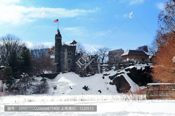 紐約市曼哈頓中央公園與眺望臺城堡、冰雪覆蓋的湖之冬。