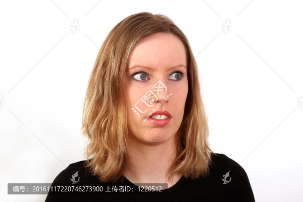年輕的女人看起來很害怕