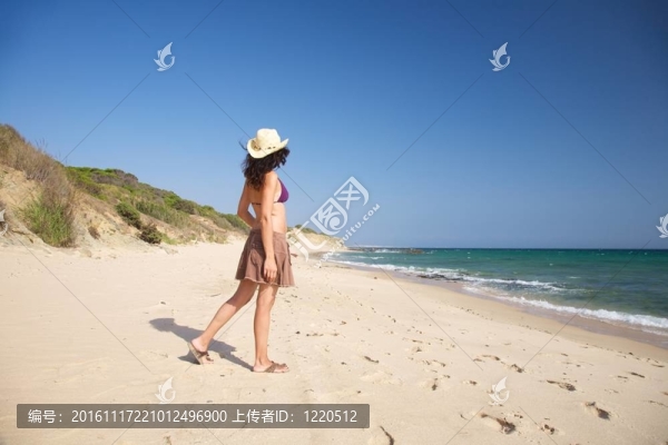 沙灘邊的女人