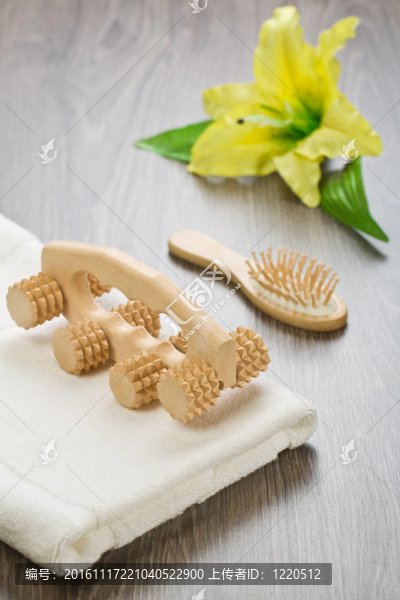 花發(fā)梳按摩器和毛巾