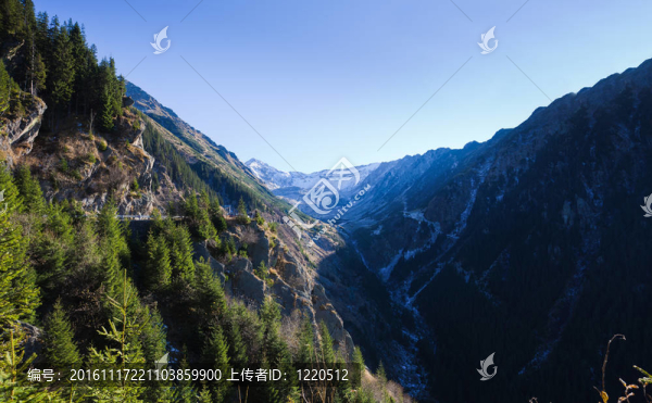 與藍色的天空在秋天弗格拉什山脈