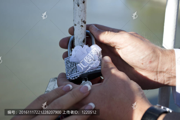 新郎和新娘掛上了鎖