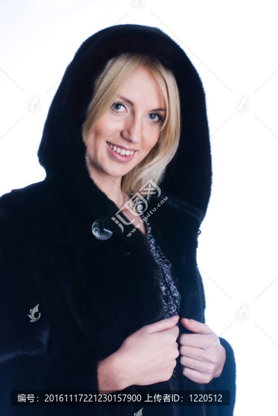 穿著毛皮大衣的年輕女子