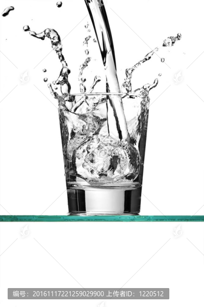 澆注一種透明的軟飲料