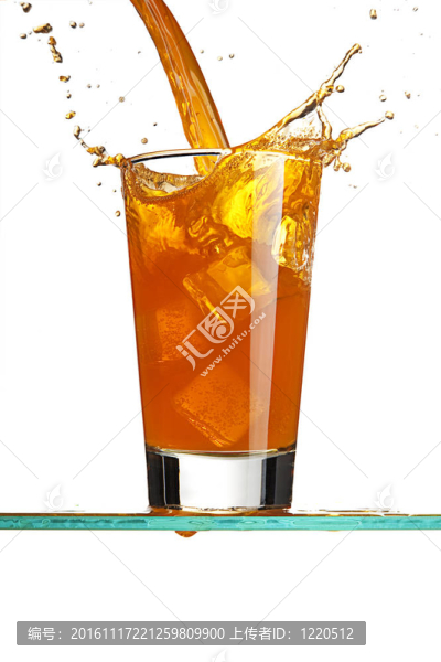 澆注一種橙色的軟飲料