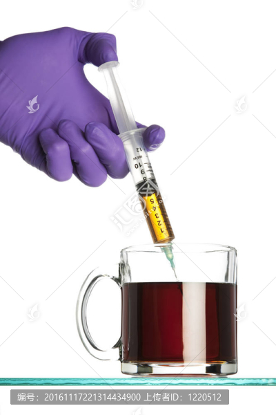 在一杯咖啡里的注射器