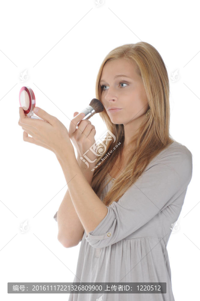 用粉末和刷子的女人