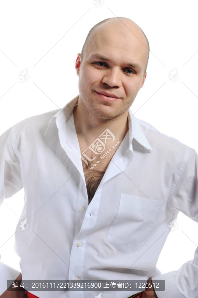 穿白襯衫的男人