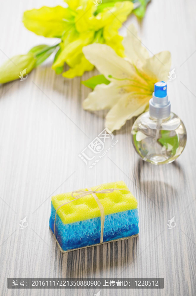沐浴海綿肥皂花和瓶