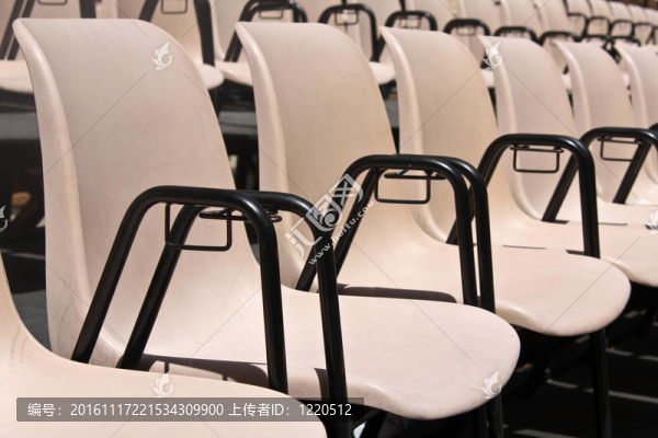 一排排的空座位