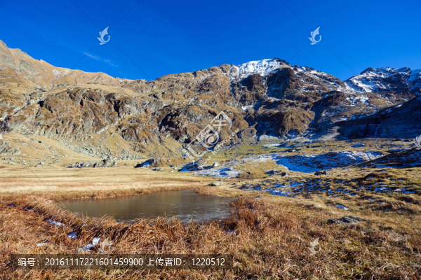 與藍(lán)色的天空在秋天弗格拉什山脈
