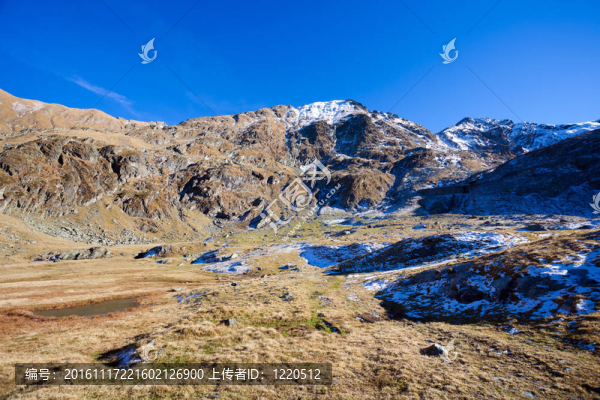 與藍(lán)色的天空在秋天弗格拉什山脈