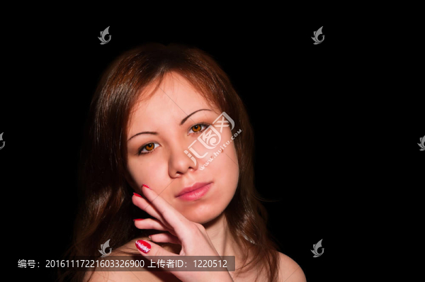 美麗的年輕女子的臉